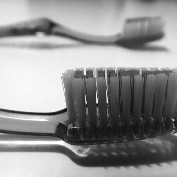 Usar el cepillo de dientes para limpiar la gorra Usar el cepillo de dientes para limpiar la gorra